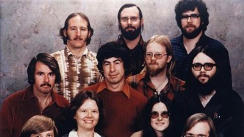 Mereka mendirikan Microsoft pada 4 April 1975. Paul Allen-lah yang memberikan nama Microsoft. Ini pose mereka bersama para pegawai pertama Microsoft. Foto: istimewa