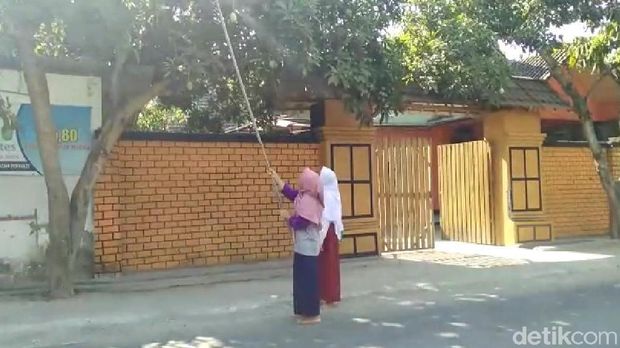 Ini Keseharian Anak Asuh Ipda Rochmat, Bantu Jualan Hingga Ngaji Bareng