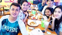 Cecurut-cecurut SD tulis Benny pada postingannya ini. Momen ini diambil ketika Benny reuni kecil-kecilan dengan teman semasa SD. Foto: instagram benny_widjaya