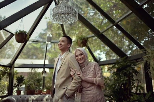 Melody Laksani tampaknya membuat banyak pria patah hati. Ia telah dipersunting seorang pria yang ternyata mantan kekasihnya saat SMA. Dari prewedding hingga resepsi pernikahan, penampilan Melody jadi sorotan. Foto: Hendra Klasik Photography