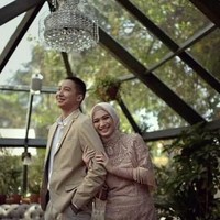 Melody Laksani tampaknya membuat banyak pria patah hati. Ia telah dipersunting seorang pria yang ternyata mantan kekasihnya saat SMA. Dari prewedding hingga resepsi pernikahan, penampilan Melody jadi sorotan. Foto: Hendra Klasik Photography