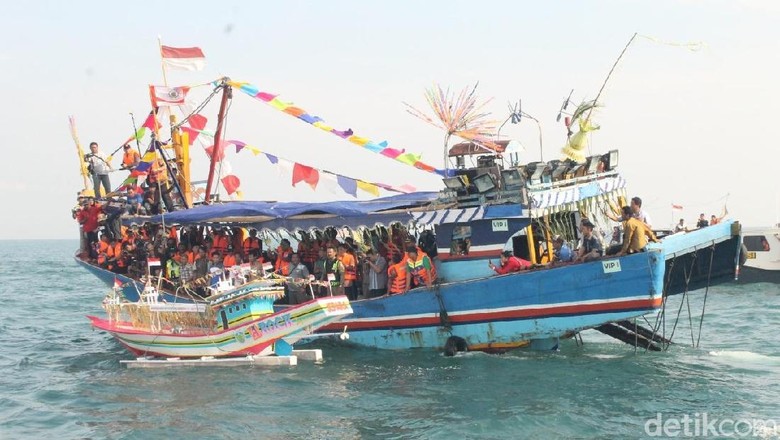 Tradisi Lomban atau sedekah laut di Jepara (Wikha Setiawan/detikTravel) Tradisi Lomban atau sedekah laut di Jepara (Wikha Setiawan/detikTravel)