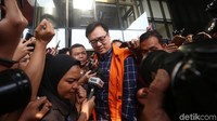 Dia tidak memberikan keterangan apapun soal kasus itu.