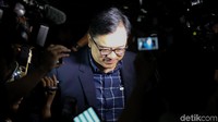 Billy dikawal penyidik saat masuk lobi gedung KPK.