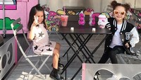 Wih, dua anak kecil ini lagi nongkrong asyik di depan Hello Kitty Cafe di Victoria Gardens. Foto: Instagram hellokittycafe