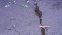 Tanah yang retak itu adalah jalan lingkungan selebar 1,5 meter. Panjang retakan 37 meter. (Dok. Bina Marga Kabupaten Tangerang)