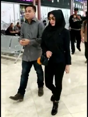 Begini Tampilan Roro Fitria untuk Menyaksikan Pemakaman Ibunda