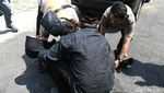 Tangis dan Pelukan Roro Fitria Sebelum Pingsan di Pusara Sang Bunda