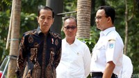 Jokowi didampingi Gubernur DKI, Anies Baswedan, meninjau langsung fasilitas umum untuk masyarakat berkebutuhan khusus (disabilitas).