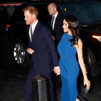 Ketika menghadiri acara musik di London, Meghan membuat banyak orang bertanya tentang pilihan gaunnya. Meghan yang biasanya memilih gaun membentuk siluet tubuh, kali ini menjatuhkan pilihan pada gaun longgar dengan detail ruffle pada bagian depan yang menutupi perubahan bentuk tubuhnya. Foto: Chris Jackson/Getty Images