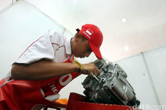 Jadi Mekanik Honda, Siswa SMK Harus Atasi Motor dengan Cepat
