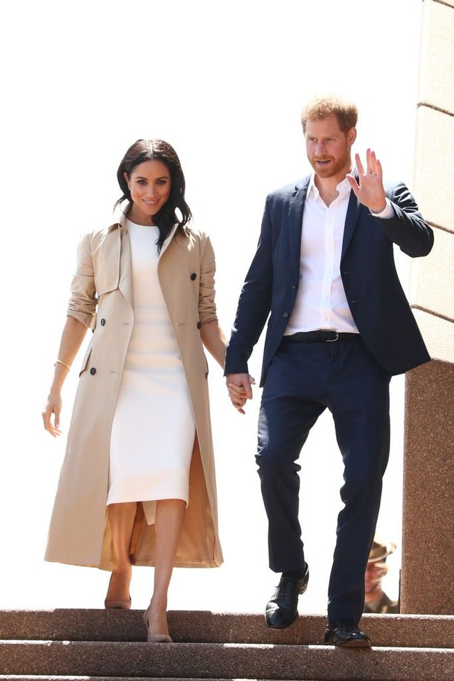 Juga dari turnya di Australia, Meghan mengenakan busana simple antara dress midi Brandon Maxwell, coat Burberry, dan sepatu Manolo Blahnik yang bernilai 5.209 poundsterling atau Rp 96 juta. Foto: Getty Images