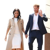 Masih dari hari pertama tur, Meghan kembali membuat penampilan yang memikat dengan gaun putih Karen Gee US$ 1.800 atau Rp 27 juta, trench coat US$ 1.690 atau Rp 25 juta dan sepatu Stuart Weitzman US$ 375 atau Rp 5,6 juta. (Foto: Getty Images)
