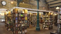 Sekilas, toko buku bekas bergaya era Victoria ini tampak biasa saja. Hanya saja, ternyata toko buku ini masih menerapkan sistem barter untuk bukunya. Unik sekali ya! (Visit Alnwick)