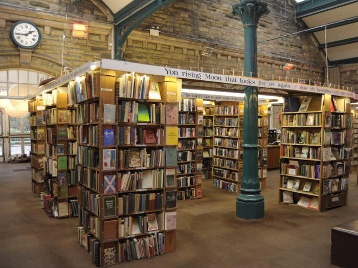Toko buku barter di Alnwick, Inggris.