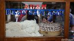 Barisan Pecinta Bakso yang Rela Antre Demi Bakso Adam yang Hits