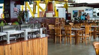 Sudah tersedia tempat makan yang cukup luas (Seaventures Dive Rig)