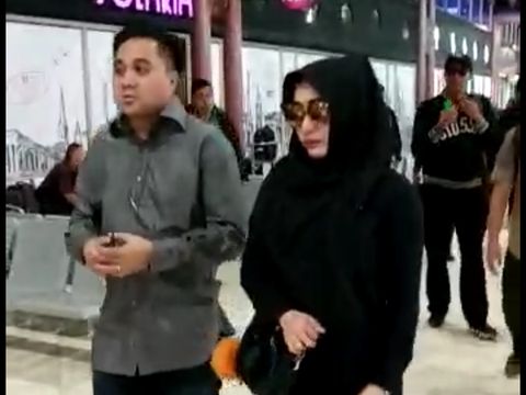 Begini Tampilan Roro Fitria untuk Menyaksikan Pemakaman Ibunda
