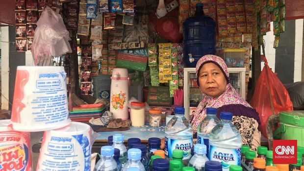 Nanih tidak pernah absen berjualan di Stadion Wibawa Mukti jika Timnas Indonesia bermain di venue tersebut.