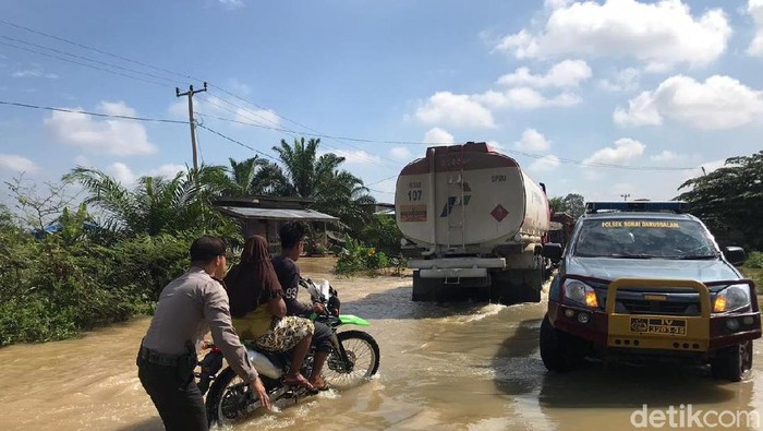 Banjir Kiriman dari Sumbar Rendam Kawasan Rohul Riau