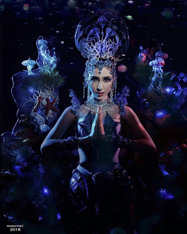 Kostum bertemakan keindahan alam bawah laut Lombok ini yang dipakai Nadia Purwoko di kompetisi Miss Grand International 2018 ini merupakan rancangan desainer asal Surabaya, G. Liem. Desainer wanita itu sebelumnya sudah memamerkan karyanya di New York Fashion Week. Foto: Dok. Rio Motret