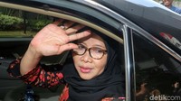 Mobil yang ditumpangi Sri Puguh bergerak meninggalkan gedung KPK.