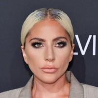 Lady Gaga lalu menyempurnakan gayanya yang minimalis dengan pulasan makeup yang natural. Sebagai sentuhan akhir, hair-do yang sleek jadi andalan. (Foto: Getty Images)