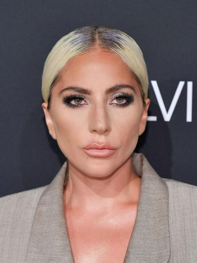 Lady Gaga lalu menyempurnakan gayanya yang minimalis dengan pulasan makeup yang natural. Sebagai sentuhan akhir, hair-do yang sleek jadi andalan. (Foto: Getty Images)