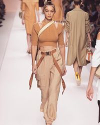 Warna Busana yang Bikin Tampilan Kamu Kelihatan Lebih Mahal