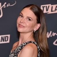 Sutton pun mengungkapkan bahwa riasan mata menjadi penentu untuk tampilan lebih muda. Sutton melarang wanita berusia 40-an untuk menggunakan riasan mata warna gelap. Jangan pakai eyeliner di bawah mata dan garis mata. Itu kesalahan besar, ucapnya. Foto: dok. Getty Images