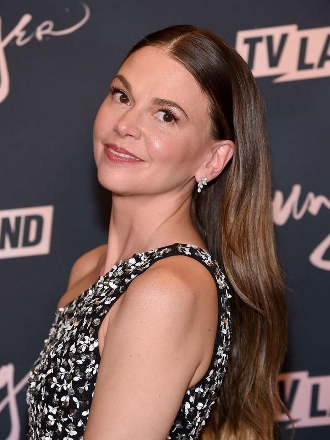 Sutton pun mengungkapkan bahwa riasan mata menjadi penentu untuk tampilan lebih muda. Sutton melarang wanita berusia 40-an untuk menggunakan riasan mata warna gelap. Jangan pakai eyeliner di bawah mata dan garis mata. Itu kesalahan besar, ucapnya. Foto: dok. Getty Images