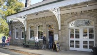 Toko buku bekas ini yang terletak di dalam Stasiun Alnwick, Inggris. Lokasinya dapat dicapai dengan berkendara dari Manchester sekitar 3 jam 15 menit (Visit Alnwick)