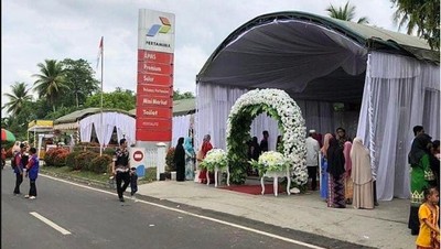 Surprise! SPBU Ini Disulap Jadi Lokasi Pernikahan