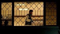 Mereka juga memeriksa ruangan Kepala Konsulat Saudi Mohammad al-Otaibi. REUTERS/Murad Sezer.