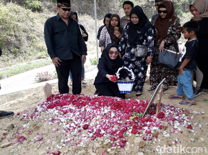 Belum Nikah, Roro Fitria Menyesal Tak Bisa Kabulkan Keinginan Ibunya