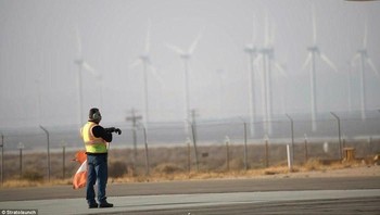 Pesawat ini akan dikendalikan oleh pilot, co pilot dan engineer di kokpit sebelah kanan, sementara kirinya kosong. (Foto: Stratolaunch)