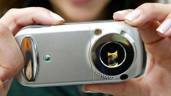 Foto tanggal 18 Maret 2004 ini memperlihatkan Sony Ericsson S700, salah satu ponsel canggih yang juga dilengkapi dengan kamera 1,3 megapixel. (Foto: Sean Gallup/Getty Images)