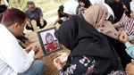 Tangis dan Pelukan Roro Fitria Sebelum Pingsan di Pusara Sang Bunda