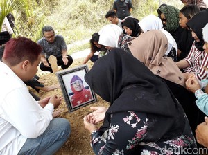 Roro Fitria Tak Sempat Hadiri Prosesi Pemakaman Ibunda