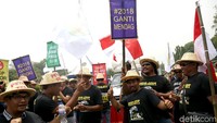 Demo itu dilakukan untuk meminta pemerintah untuk menghentikan impor gula.
