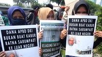Sejumlah massa yang tergabung dalam Jaringan Mahasiswa dan Aktivis Pemuda Relawan Cinta NKRI berdemo di depan Polda Metro Jaya, Jakarta, Selasa (16/10/2018).