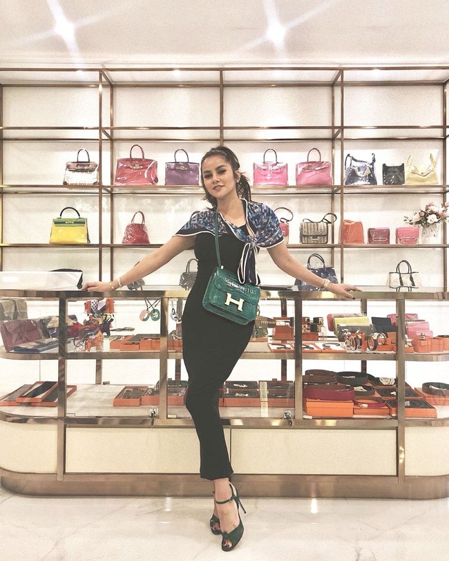 Berkunjung ke butik tas branded di kawasan Menteng, Jakarta Pusat, Olla Ramlan pun bergaya stylish dengan salah satu tas Hermesnya yang berukuran kecil. Olla membawa tas Hermes Constance Crocodile berwarna emerald yang harganya tak sekecil tasnya yaitu mencapai Rp 300 jutaan. Foto: Instagram @ ollaramlanaufar