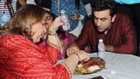 Duh, Ranbir makan sepiring berdua dengan Rima Jain saat perayaan Durga Puja dua tahun lalu. Durga Puja merupakan salah satu acara besar umat Hindu di India. Foto: ranbirkapoorfansclub  