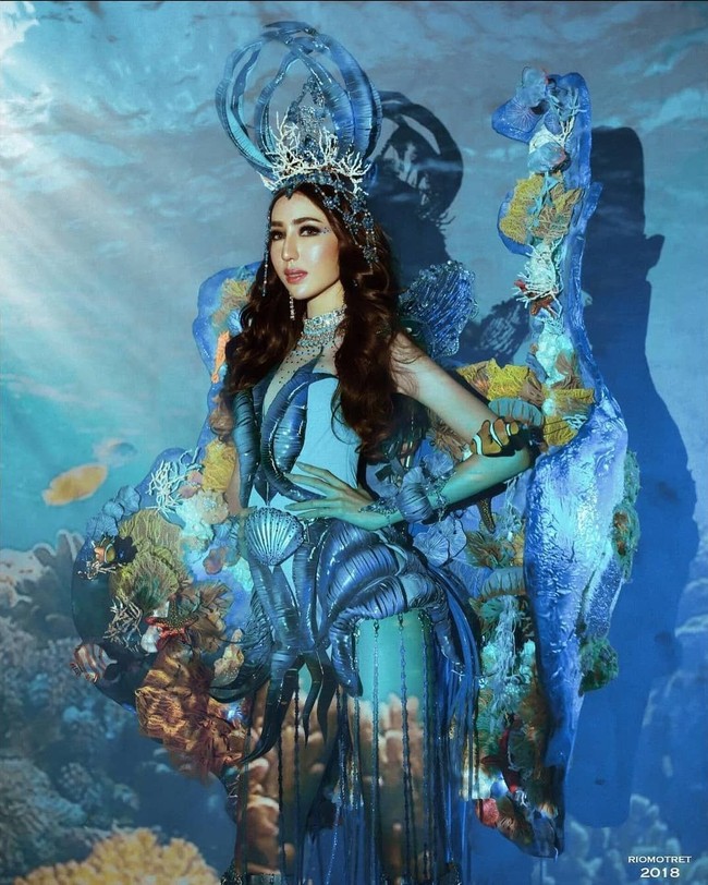 Saat memakai kostum nasional Underwater Lombok - The Return ini Nadia Purwoko seolah menjelma menjadi dewi laut yang seksi. Ditambah dengan headpiece yang juga karya G. Liem, penampilan Miss Grand Indonesia 2018 ini semakin glamour. Foto: Dok. Rio Motret