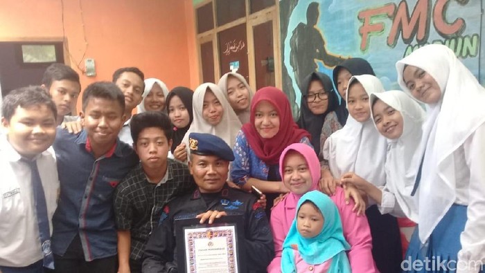 ipda rochmat, polisi yang menjadi orang tua 79 anak asuh