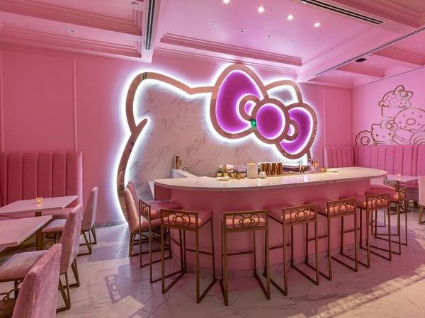 Gemasnya! Makan Hello Kitty di Kafe Imut Serba Pink