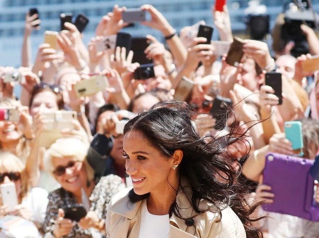 Tentu saja ini bukan kali pertamanya sang Duchess of Sussex mendedikasikan pernyataan busananya untuk Putri Diana. Saat menghadiri resepsi pernikahannya, perempuan 37 tahun itu muncul dengan cincin aquamarine nan menawan yang melingkar di jari manis kanannya. (Foto: Getty Images)