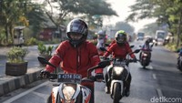 Tepat pukul 09.00 WIB, tim akhirnya meninggalkan markas detikcom untuk menjelajah beberapa tempat bersejarah di Jakarta di hari pertama. Menggunakan perlengkapan bermotor seperti helm full face dari RSV, titik pertama yang dituju adalah Museum Joeang di Menteng, Jakarta. Foto: Pradita Utama