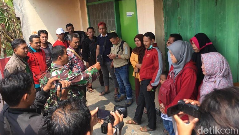 Tertipu Pengembang, Puluhan Orang Geruduk Kantor Pemasaran Mojokerto Tertipu Pengembang, Puluhan Orang Geruduk Kantor Pemasaran Mojokerto