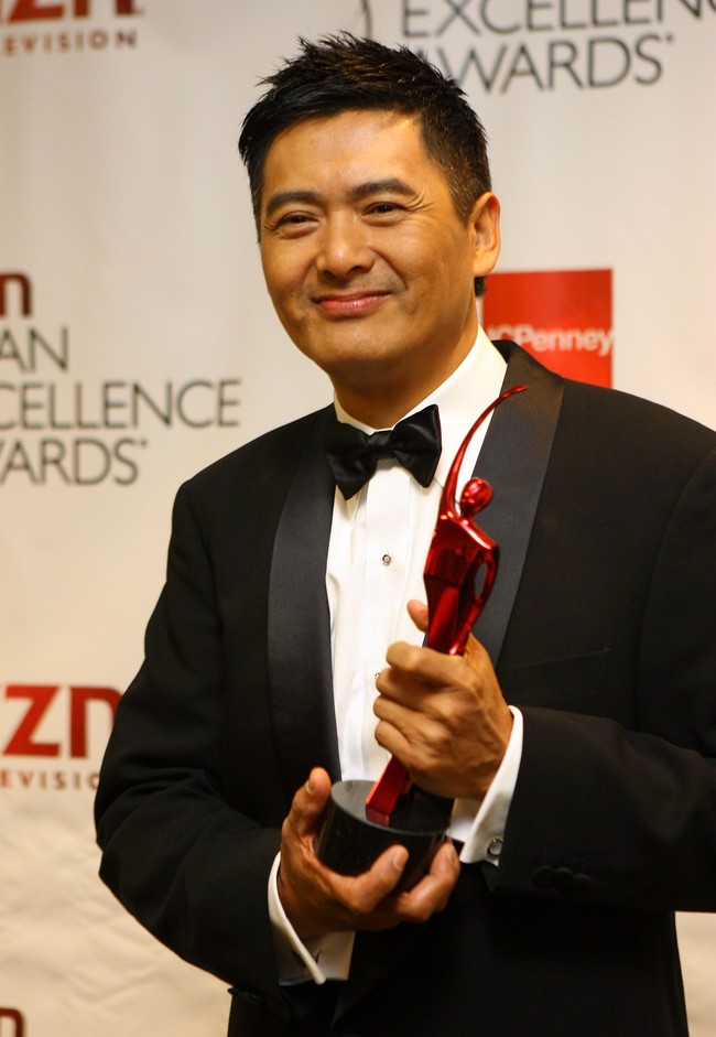 Sering tampil elegan di red carpet dan acara penghargaan bergengsi, Chow Yun-Fat ternyata lebih suka membeli pakaian dari toko diskon. Aku tidak memakai baju untuk (dilihat) orang lain. Selama aku merasa nyaman, maka itu sudah cukup, ujar Chow, seperti dikutip dari Jayne Stars. Foto: Chris Weeks/Getty Images